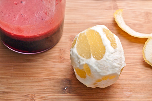 Из свежих ягод и лимона выжать сок (замороженные можно просто измельчить в блендере). Если вы используете соковыжималку не для цитрусовых, то лимонный сок можно сделать в ней, предварительно срезав шкурку с лимона.