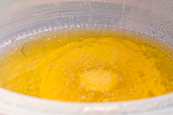 Масло положите в цельную чашу пароварки, чтобы оно растаяло. Если пароварки нет, то используйте кастрюлю, поставленную над другой кастрюлей, наполненной кипящей водой.