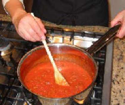 Доведите соус до кипения на среднем огне. На соседней плитке закипятите бульон.