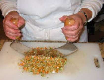 Порубите мелко вместе сельдерей, лук, морковь и половину петрушки