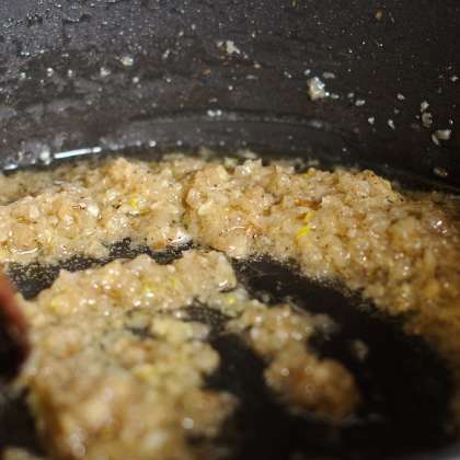 В другой сковороде готовим соус Тикка. Разогреваем сковороду, добавляем мелко нарезанный лук, 1/2 чайной ложки тмина, 1 чайную ложку гарам масала, 1 столовую ложку чесночной пасты и 1 чайную ложку соли. Смешайте ингредиенты хорошо и убедитесь, что лук не подгорит.