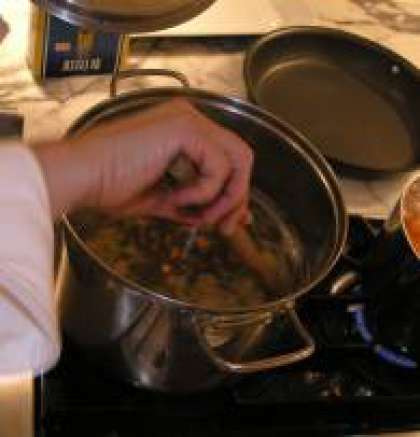 Довести до кипения, посолить и варить 10 минут. Добавить макароны и варить до их готовности.