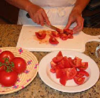 Порежте помидоры на большие куски