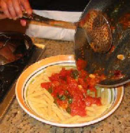 Положите макароны в миску и залейте томатной смесью. Тщательно перемешайте. Подавать сразу же.