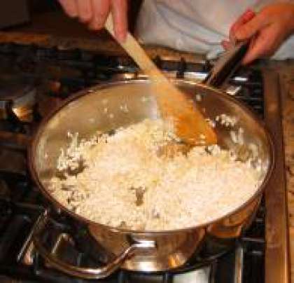 Добавьте рис и перемешивая готовьте в течении 2-ух минут. Посолите, поперчите.