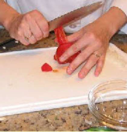 Сделайте два разреза в нижней части помидора. Ошпарьте их в горячей воде в течении 2-ух мин. Снимите кожицу.