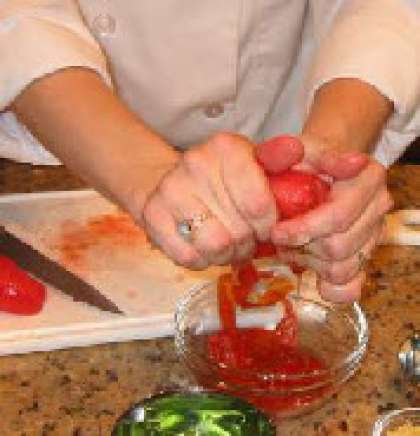 Выжмите помидоры, чтоб избавиться от лишней влаги и семян. Затем мелко порубите.
