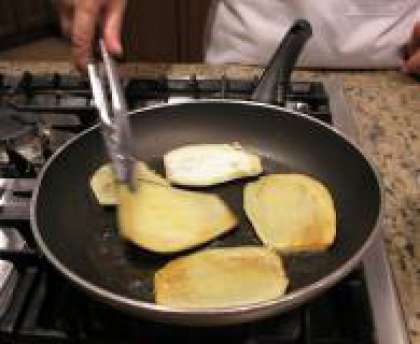 В сковороде расколите масло и обжарьте баклажаны до золотистого цвета.