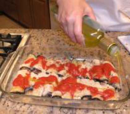 Добавьте верхним слоем оставшееся томатное пюре и панировочные сухари. Полейте оливковым маслом (3-4 ст.л.) и запекайте 20 минут в духовке. Подавать тёплыми.