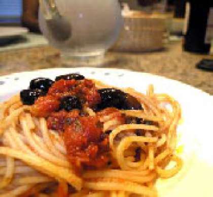 Приготовьте спагетти как указано производителем, слейте воду. Выложите на тарелки и полейте соусом. Посыпьте оставшийся петрушкой.