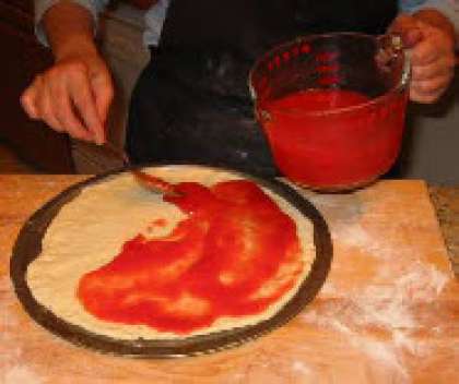 Разогрейте духовку до 260 °С. Уложите тесто на противень, смажьте поверхность оливковым маслом (1 ст.л) . Посолите, поперчите. Уложите пюре по всей поверхности пиццы, оставив не задетыми лишь края.