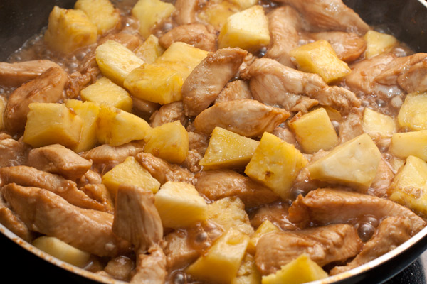 Добавьте ананас, перемешайте и готовьте под крышкой на среднем огне 4-5 минут, пока курица не будет готова.  Не передерживайте мясо, чтобы оно не стало сухим.