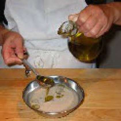 Растворите дрожжи в тёплой воде. Оставьте настаиваться несколько минут, затем добавьте 3 ст.л. оливкового масла и перемешайте.