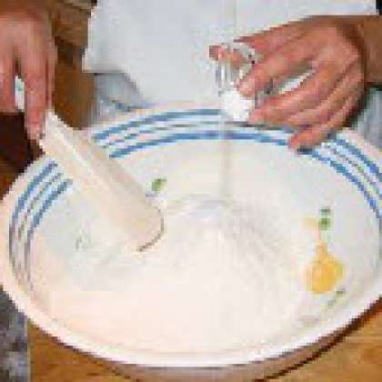 Пересыпьте муку в большую миску и добавьте 2 чайные ложки соли, перемешайте.