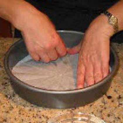 Разогрейте духовку до 175 °С. Смажьте форму маслом и уложите на дно кулинарную бумагу. Форма диаметр 22 см, глубина 5 см.