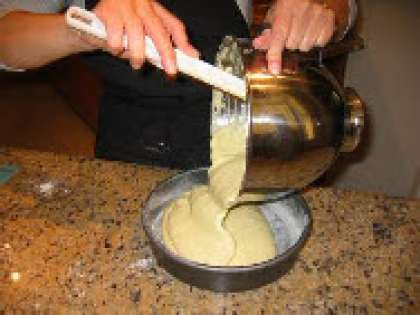 Переместите смесь в форму для выпечки и поместите в духовку на 30-45 минут до золотистого цвета.