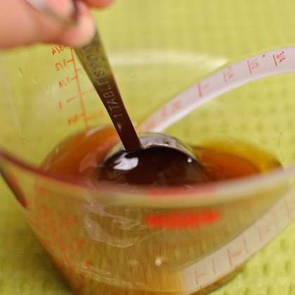 В небольшой посуде смешать яблочный сок, портвейн (можно заменить винным уксусом) и коричневый сахар. Сахар должен полностью раствориться.