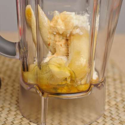 Смешиваем бананы, йогурт, ванильный экстракт и 2 яичных белка в блендер в течение 10 секунд.