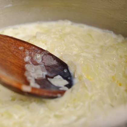 Растопите масло в кастрюле, добавьте лук, залейте 1/2 молока и варите до готовности.