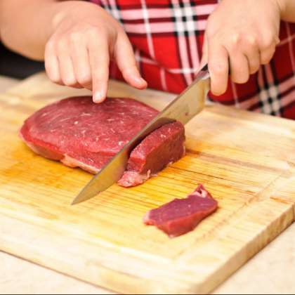 Нарежьте мясо поперек волокон.
