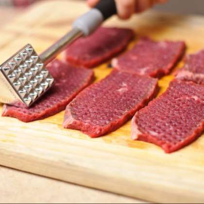 Отбейте каждый кусочек мяса с обеих сторон с помощью молоточка.