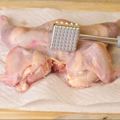 Тщательно промойте курицу. Разрежьте по грудине и положите на сухое полотенце.