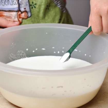 Разбейте 3 яйца в миску с теплым молоком. Добавьте соду, сахар и соль.