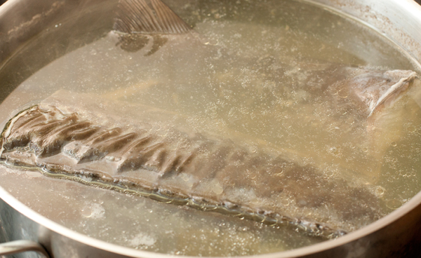 Оставшуюся рыбу положить в бульон крупным куском, довести до кипения и варить 10 минут.