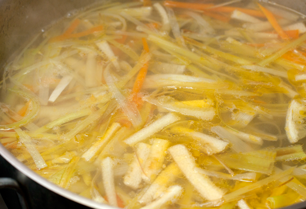 Положить обжаренные овощи вместе с кабачком в бульон, варить 5 минут до мягкости. Посолить, поперчить, добавить соевый соус. Очищенное филе вернуть в кастрюлю или разложить по тарелкам, в которые затем наливать суп.