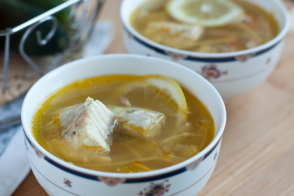 Подавать суп из осетрины нужно горячим с кружочками лимона.