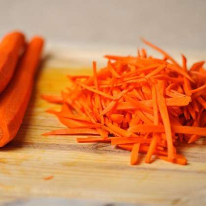 Для начала нужно помыть, почистить и нарезать морковь тонкой соломкой.