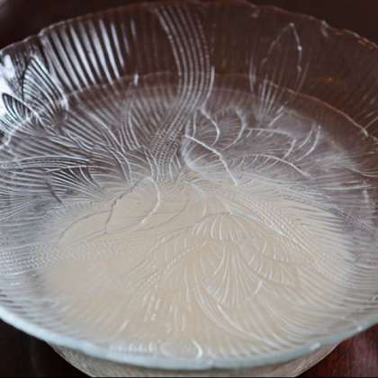 В небольшой миске смешать дрожжи и сахар. Добавить 1/2 стакана теплой воды, хорошо перемешать, накрыть крышкой (или тарелкой). Поставить смесь в теплое место на 15 минут.