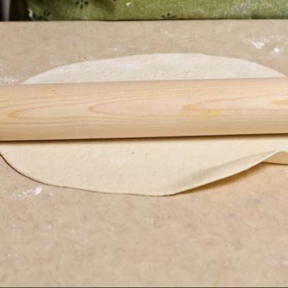 Раскатать тесто в лепешки не более 5-8 мм.