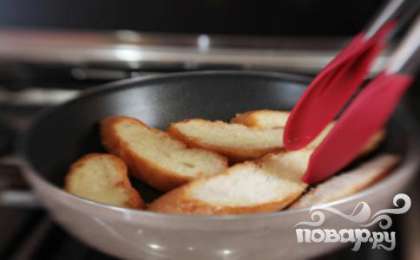 Убрать шалфей из сковороды. В той же посуде обжарить нарезанный французский багет. Поджаривайте кусочки с каждой стороны до золотистого хрустящего состояния.