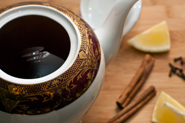 В заварочном чайнике заварите достаточно чай, залив столовую ложку листьев 400-500 мл кипятка.  Добавьте пряности и дайте настояться 10 минут.