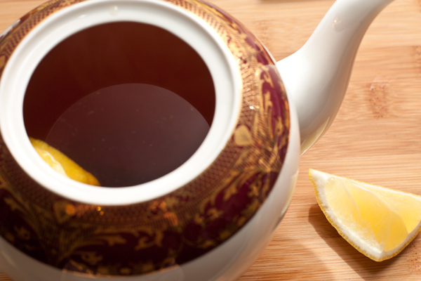 В чайник выжмите лимон и бросьте туда же корки.