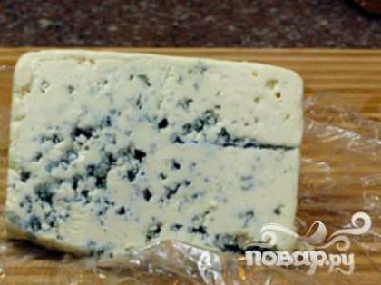 Натереть голубой сыр.