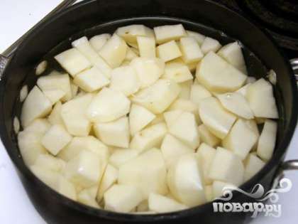 Тщательно моем и чистим картофель. Нарезаем на небольшие кусочки. Выложить картофель в кастрюлю и залить водой.