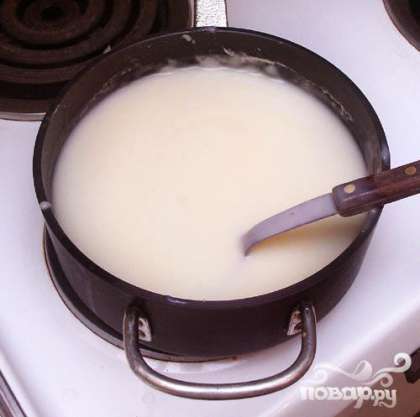 После того как ингредиенты смешаны, залить суп в кастрюлю и разогреть.