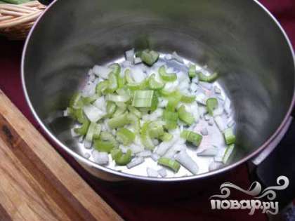 Перед началом приготовления убедитесь, что все овощи тщательно помыты. Нарезаем лук и сельдерей, кладем в кастрюлю.