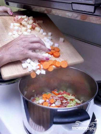 Нарезаем морковь, репу и картофель на небольшие куски.