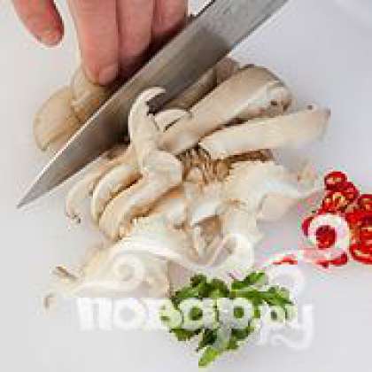 Нарезать грибы на тонкие кусочки.
