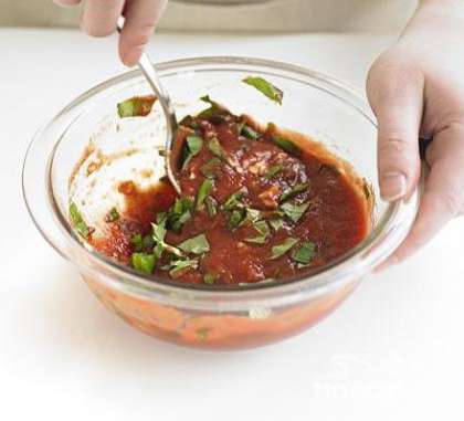 Приготовление соуса:  Смешать вместе томатную пасту, базилик, чеснок и приправить по вкусу. Дать постоять при комнатной температуре несколько минут.