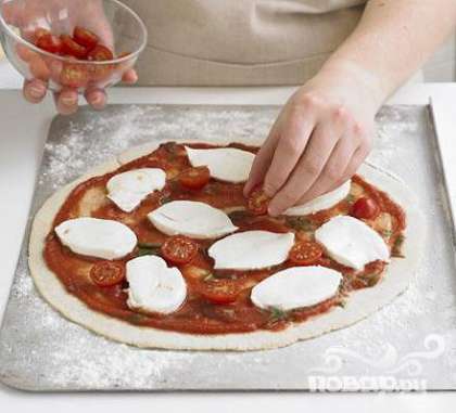 Выпекаем пиццу:  Разогрейте духовку до 240 C. Положите круги из теста на слегка смазанный маслом противень. Распределите томатный соус по всей поверхности пиццы. Сверху посыпьте сыром, добавьте немного оливкового масла и приправы. Выпекать в течение 8-10 мин до хрустящей корочки.