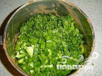 Нарезать кинзу и добавить в овощи.