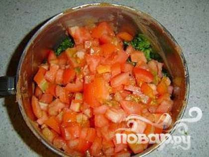 Нарезать помидоры и слить лишнюю жидкость. Добавить томаты к овощам.