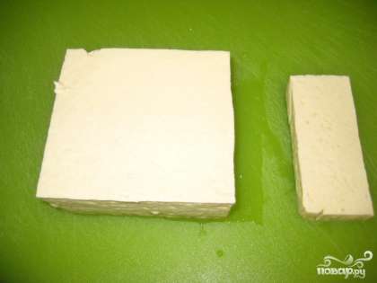 Нарезать тофу на 8 прямоугольных кусков.