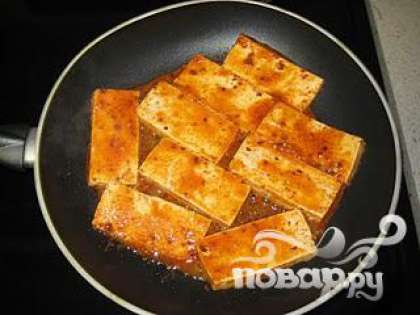 Нагреть сковороду на среднем огне. Выложить кусочки тофу в сковороду.