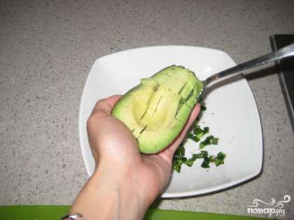 Нарезать авокадо кубиками. Вычерпать ложкой в миску.
