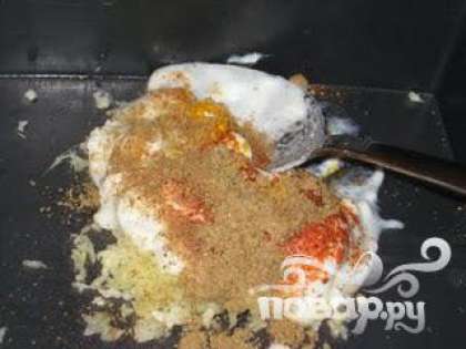 Приготовление маринада: Смешать имбирь, чеснок, йогурт, порошок чили, порошок дхания, куркуму и соль.